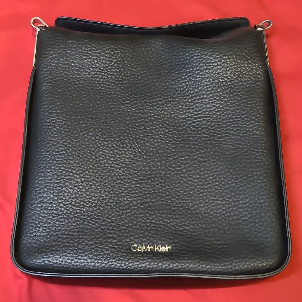 Calvin Klein Fay Large Crossbody Bag In Black Leather - Picture 2 of 9